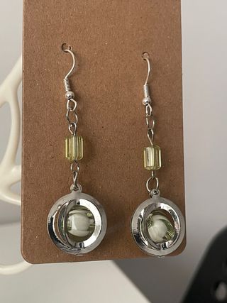 Pendientes largos plateados con detalles verdes