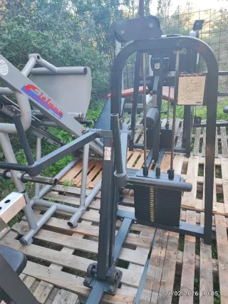 Máquina dorsal sentado Adan Sport. Está en Ibiza