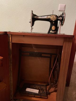 Máquina de coser Singer vintage con mesa