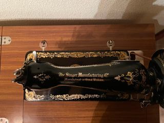 Máquina de coser Singer vintage con mesa