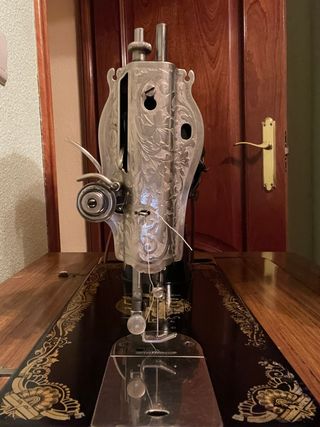 Máquina de coser Singer vintage con mesa