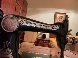 Máquina de coser Singer vintage con mesa