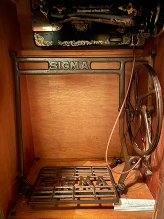 Máquina de coser Singer vintage con mesa