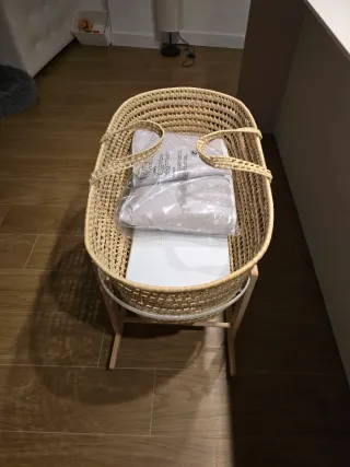 Moisés mimbre con base madera