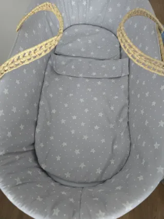 Moisés mimbre con base madera