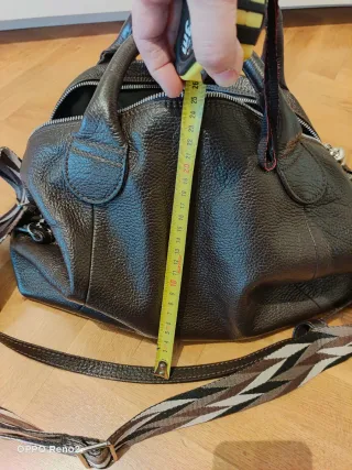 Bolso de piel marrón con correa multicolor