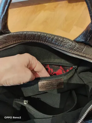 Bolso de piel marrón con correa multicolor