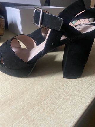 Sandalia tacón alto antelina negros