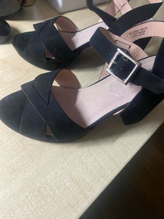 Sandalia tacón alto antelina negros