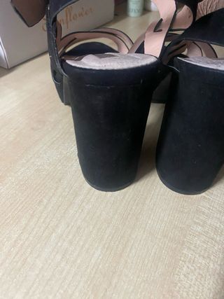 Sandalia tacón alto antelina negros