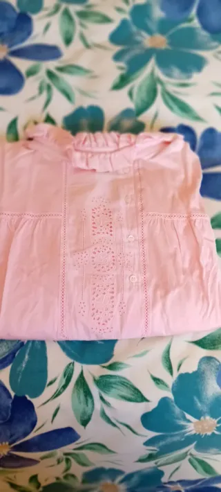Camisón rosa con cuello volante