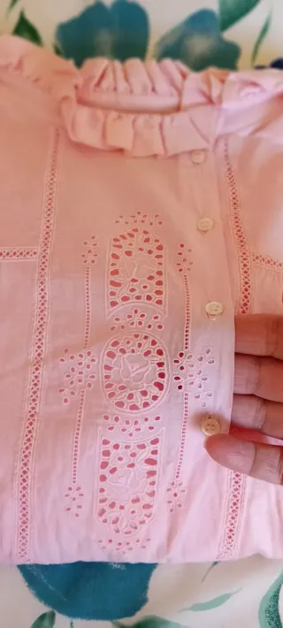 Camisón rosa con cuello volante