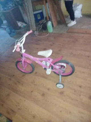 Bicicleta infantil rosa con ruedines