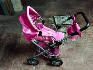 Cochecito de juguete rosa