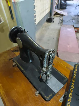 Máquinas de coser antiguas  683 33 30 39