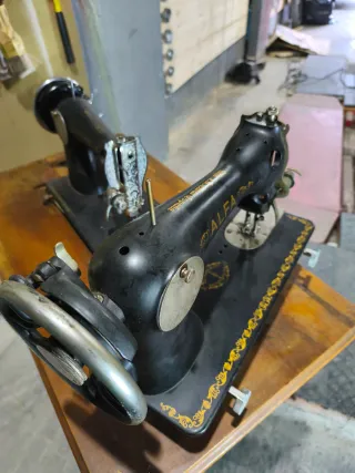 Máquinas de coser antiguas  683 33 30 39