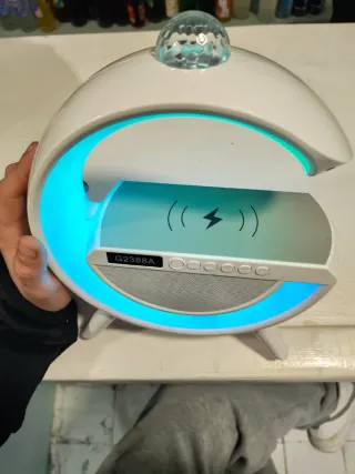 Altavoz con cargador inalámbrico y luces led