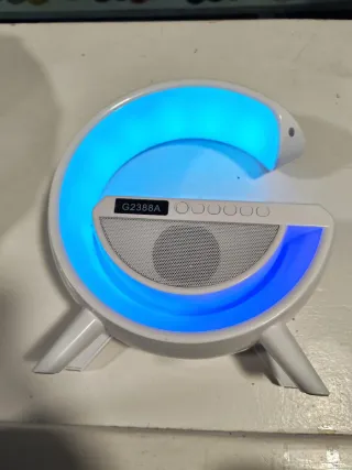 Altavoz con cargador inalámbrico y luces led