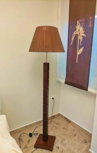 Lámpara de pie de madera wengue