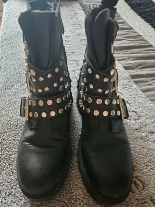 Botines negros con tachuelas y hebillas