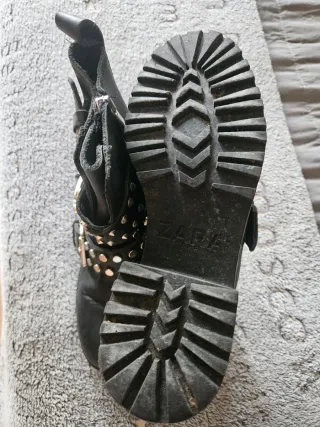 Botines negros con tachuelas y hebillas