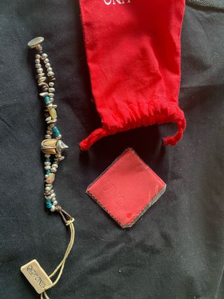 Pulsera UNO de 50 unisex color plata y multicolor.