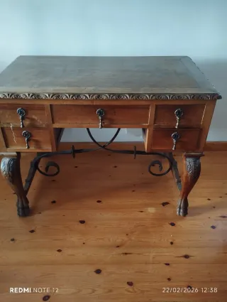 Mesa antigua de madera y metal