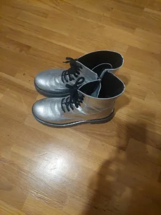 Botas tipo Martens plateadas