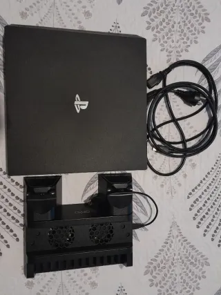 PS4 (PlayStation 4) con base de carga y ventilador