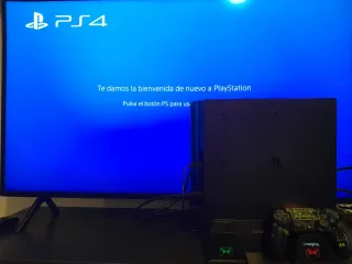 PS4 (PlayStation 4) con base de carga y ventilador