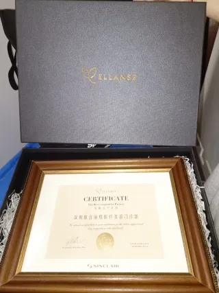 Cornice in legno marrone