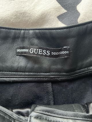 Shorts efecto polipiel negros Guess