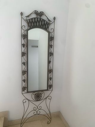 Espejo antiguo con marco de metal y cristal