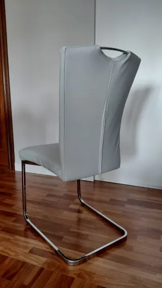 4 Sillas de Salón Piel y Metal