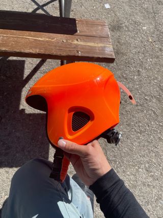 Casco naranja para esquí o snowboard