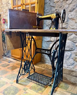 Máquina de coser SINGER con estructura.