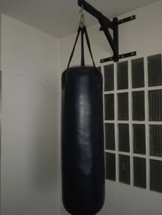 Saco de boxeo negro con soporte para techo