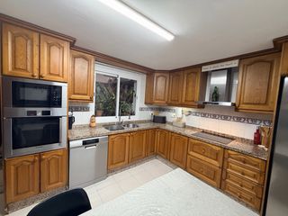 Muebles de cocina madera castaño y granito .