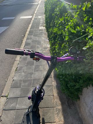 Patinete eléctrico morado