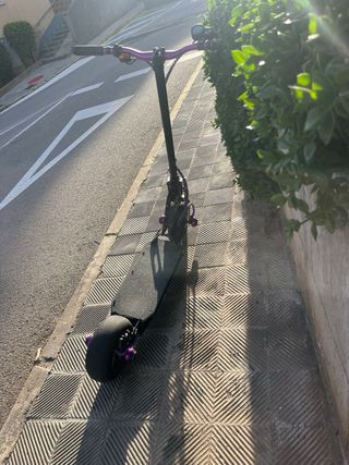 Patinete eléctrico morado