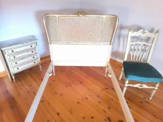 Habitación antigua: mesita,2camas,silla y armario