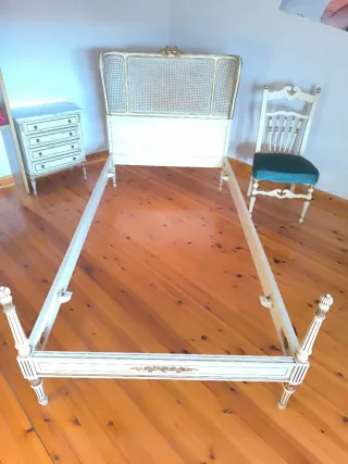 Habitación antigua: mesita,2camas,silla y armario