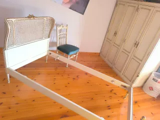 Habitación antigua: mesita,2camas,silla y armario