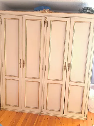 Habitación antigua: mesita,2camas,silla y armario