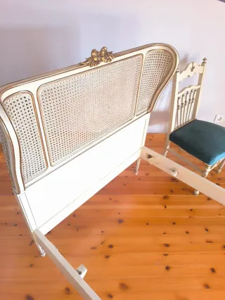 Habitación antigua: mesita,2camas,silla y armario