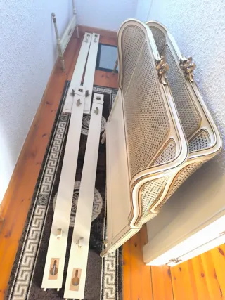 Habitación antigua: mesita,2camas,silla y armario