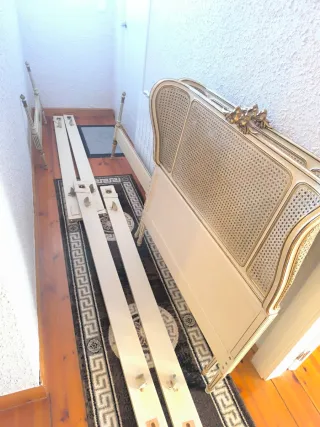 Habitación antigua: mesita,2camas,silla y armario