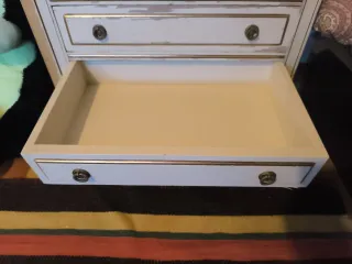 Habitación antigua: mesita,2camas,silla y armario