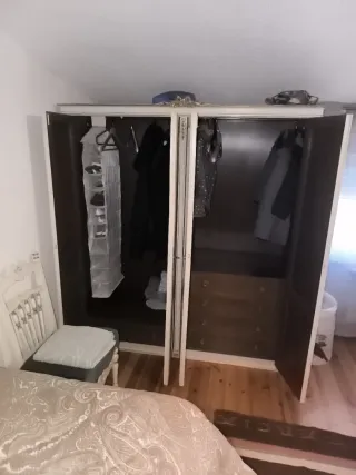 Habitación antigua: mesita,2camas,silla y armario