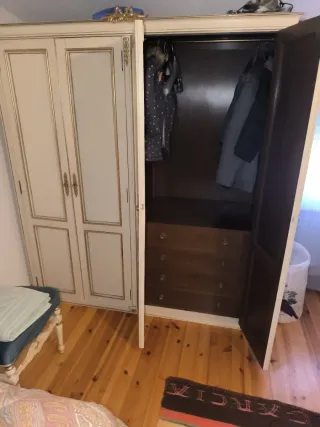 Habitación antigua: mesita,2camas,silla y armario